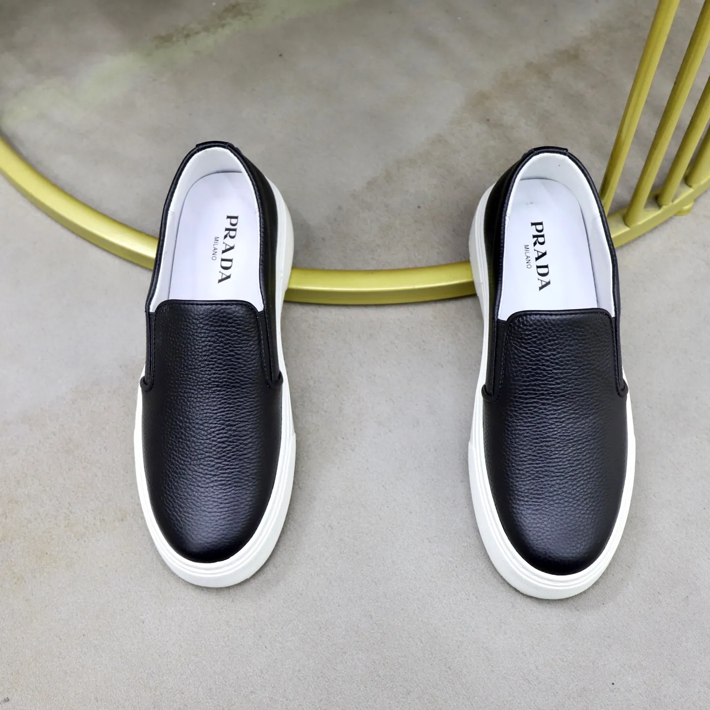 Ex-factory price: 420💰🙅‍♂️🙅‍♂️🙅‍♂️ Brand: PRADA Standard code: 38–44 (45 can be customized) Grade: Same as the official website Material: Original cowhide fabric Comfortable pigskin lining Lightweight wear-resistant outsole Style category: Men's fashionable casual shoes and boots Running sports shoes Distinguished luxury brand elements Top luxury Color: actual picture color